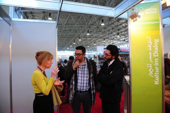 Sherif Bakr (c.) talking to Gabriele Becker, head of the German Goethe Institut (photo: Amira El Ahl)