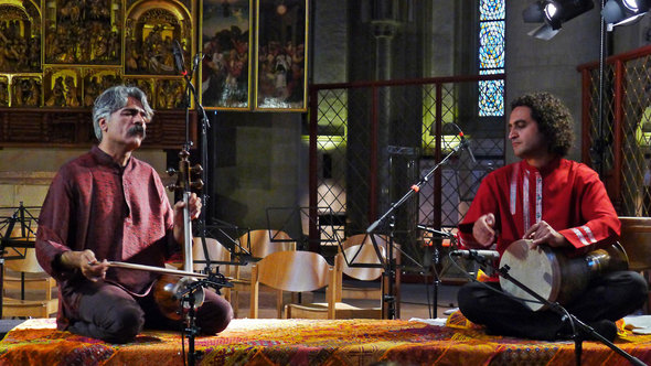 Kayhan Kalhor gemeinsam mit Reza Samani auf dem Morgenland-Festival in Osnabrück 2012; Foto: Morgenlandfestival Osnabrück