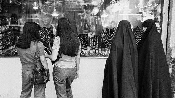 Four women in pre-revolutionary Qom, 1978 (photo: DW)