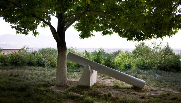 Giuseppe Penones Radici di pietra (2012) Bagh-e Babur Park; Foto: Roman Mensing, art-magazin.de