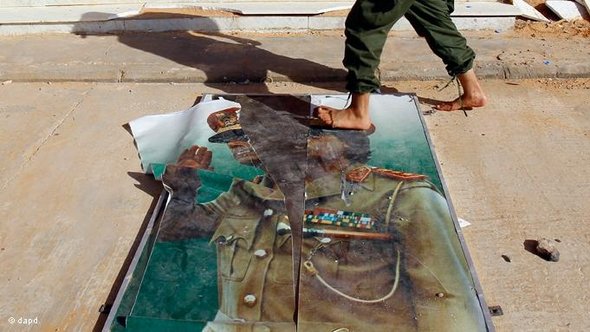 Tattered poster of Gaddafi (photo: dapd) 