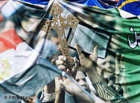 Demonstrators at Tahrir Square holding Crosses and Korans (photo: DW/ Bettina Marx)