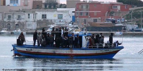 African refugees on a boat heading for Lampedusa (photo: dpa)