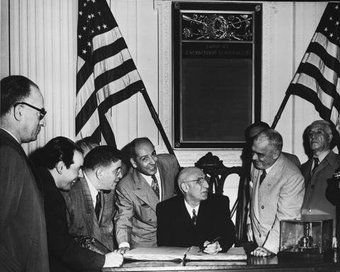 Iranian Prime Minister Mossadegh (center) during a visit  in Philadelphia (USA) in 1951; photo: wikipedia 