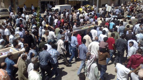 Trauerzug von Regierungsgegnern in Homs, die die Särge von getöten Demonstranten tragen; Foto: AP