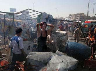 Ein Mann steht in den Trümmern eines Selbstmordanschlags in Sadr City, einem mehrheitlich schiitisch bewohnten Viertel Bagdads; Foto: AP 