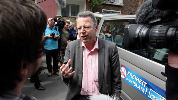 Markus Beisicht vor der Zentralmoschee in Köln-Ehrenfeld; Foto: Getty Images