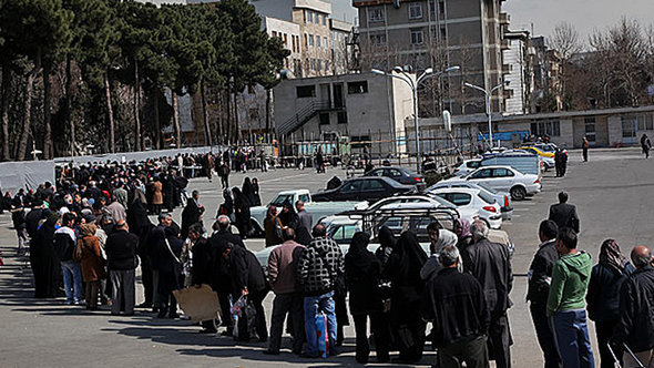 Peopel standing in line for food in Tehran (photo: MEHR)