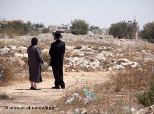 Two orthodox Jews on the outskirts of the Ramat Shlomo settlement in eastern Jerusalem (photo: dpa)