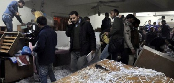 People storming the bureau of the State Security in Alexandria (photo: dpa)