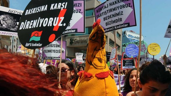 Demonstration gegen eine Verschärfung des Abtreibungsrechtes; Foto: AP/dapd