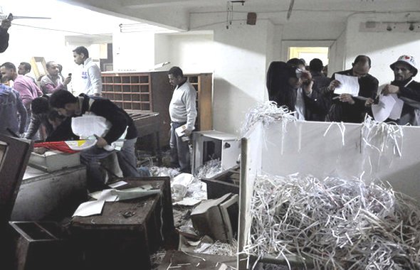 Rioting at the SSIS Headquarters in Alexandria (photo: AP)