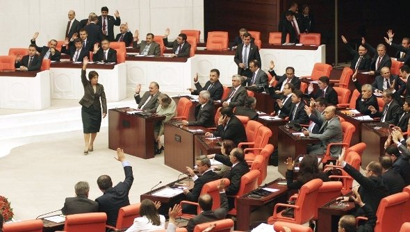 Abstimmung über mögliche Militäreinsätze der Türkei im Parlament von Ankara; Foto: AFP/Getty Images