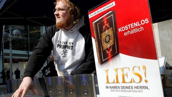 An Islamist distributing copies of the Koran to pedestrians (photo: dpad)