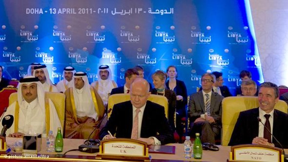 From left: Sheikh Hamad bin Jassim bin Jabor Al Thani, William Hague, and Anders Fogh Rasmussen (photo: Peer Grimm/dpa)