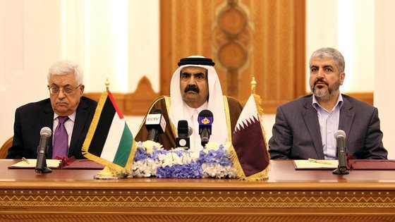 Palästinenserpräsident Mahmoud Abbas (l.), Hamas-Führer Chaled Mashaal (r.) und der Emir von Qatar; Foto: Osama Faisal/AP/dapd