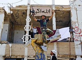 Rebellen nach dem Sturm auf Bab Al-Asisija in Tripolis; Foto: dapd