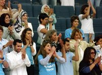 Kuwaitische Frauenrechtsaktivistinnen jubeln über das erkämpfte Wahlrecht; Foto: AP