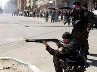 Türkische Spezialtruppen zielen auf kurdische Demonstranten in Diyarbakir; Foto: AP