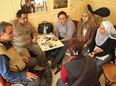 Der Poet Alaa Khaled tauscht sich mit einer Gruppe junger Studenten aus; Foto: Khalid El Kaoutit