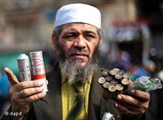 Demonstrant auf dem Tahrir-Platz mit Tränengasgeschossen; Foto: dapd