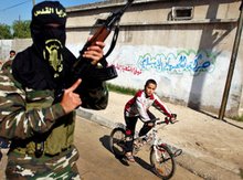 Bewaffneter Islamist in Gaza-Stadt bei Beerdigungsprozession des Islamischen-Jihad-Führers Aziz Shami; Foto: AP