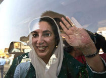 Benazir Bhutto bei ihrer Ankunft in Karatschi; Foto: AP