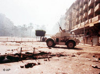 Gepanzertes Fahrzeug in den Straßen von Beirut während des Bürgerkriegs; Foto: AP