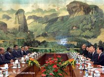 Chinas President Hu Jintao mit Sudans President Omar al-Bashir; Foto: dpa