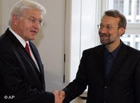 Außenminister Frank-Walter Steinmeier mit dem iranischen Atomverhandlungsführer Ali Laridschani; Foto: AP