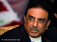 Asif Ali Zadari bei einer Pressekonferenz im Februar 2008 in Lahore; Foto: dpa