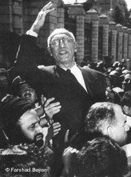 Iranischer Ministerpräsident Mohammad Mossadegh vor dem Parlament; Foto: Farshad Bayan/DW