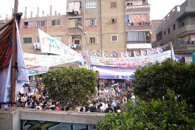 Anhänger von Mohamed El-Beltagy vor dem Wahllokal in Shubra El-Kheima; Foto: Amira El Ahl 