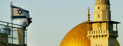 Mann neben israelischer Flagge fotografiert den Felsendom; Foto: AP