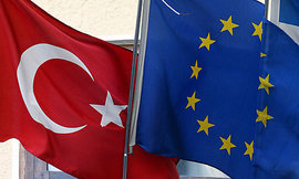 Fahnen der EU und der Türkei; Foto: AP