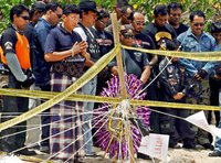 Einwohner der Insel Bali beten am Strand nahe der Anschlagsstelle in Jambaran; Foto: dpa