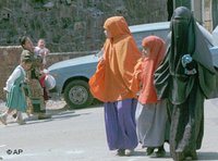 Tief verschleierte Frauen in Kairo; Foto: AP