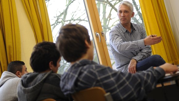 Lehrer Bülent Senkaragoz unterrichtet Schüler im Islamunterricht an der Geistschule in Münster; Foto: dpa