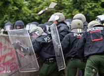 Polizei setzt sich gegen Randalierer in Heiligendamm zur Wehr; Foto: AP