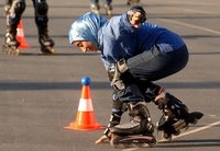 Die türkische Muslimin Arzu Eksi übt in Hamburg das Fahren auf Rollerblades; Foto: dpa