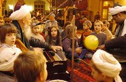 Sufi beim Musizieren mit Kindern; Foto: Ikhlas Abbis