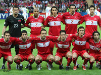 Das türkische Team vor dem Match gegen Tschechien - hinten von links nach rechts: Volkan Demirel, Mehmet Aurelio, Mehmet Topal, Servet Cetin, Hakan Balta; vorne von links nach rechts: Hamit Altintop, Arda Turan, Semih Senturk, Nihat Kahveci, Tuncay Sanli, und Emre Gungor; Foto: AP