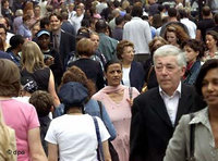 Passanten im Londoner Westend; Foto: dpa.