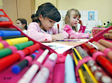 Schüler beim lernen in einer Grundschule, Foto: AP