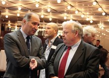 Ahmet Acet, Botschafter der Türkei in Berlin, im Gespräch mit Guntram Schneider; Foto: Hülya Sancak