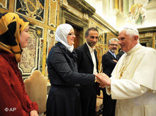 Papst Benedikt mit Muslimen; Foto: AP