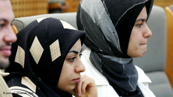 Kopftuch tragende Studentinnen im Düsseldorfer Landtag; Foto: Roland Weihrauch dpa/lnw