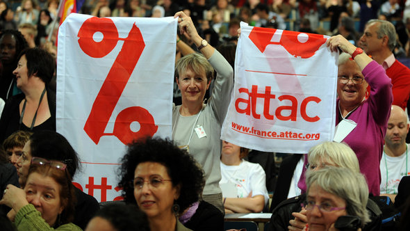 Mitglieder von attac halten Transparente auf dem Weltsozialforum in Tunis; Foto: Fethi Belaid/AFP/Getty Images