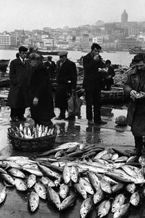 Fischer in Eminönü (1958); Foto: Ara Güler