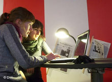 Die Armenierin Eva und Schottin Catriona bei der gemeinsamen Arbeit am Computer; Foto: DW